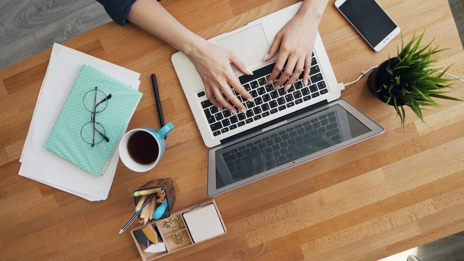 Vue du dessus de documents et graphiques de stratégie marketing disposés sur un bureau, illustrant la planification d’entreprise.